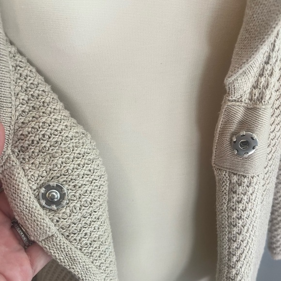 Liz Claiborne Tan Women's Cardigan Button clasp closure. - Picture 9 of 9